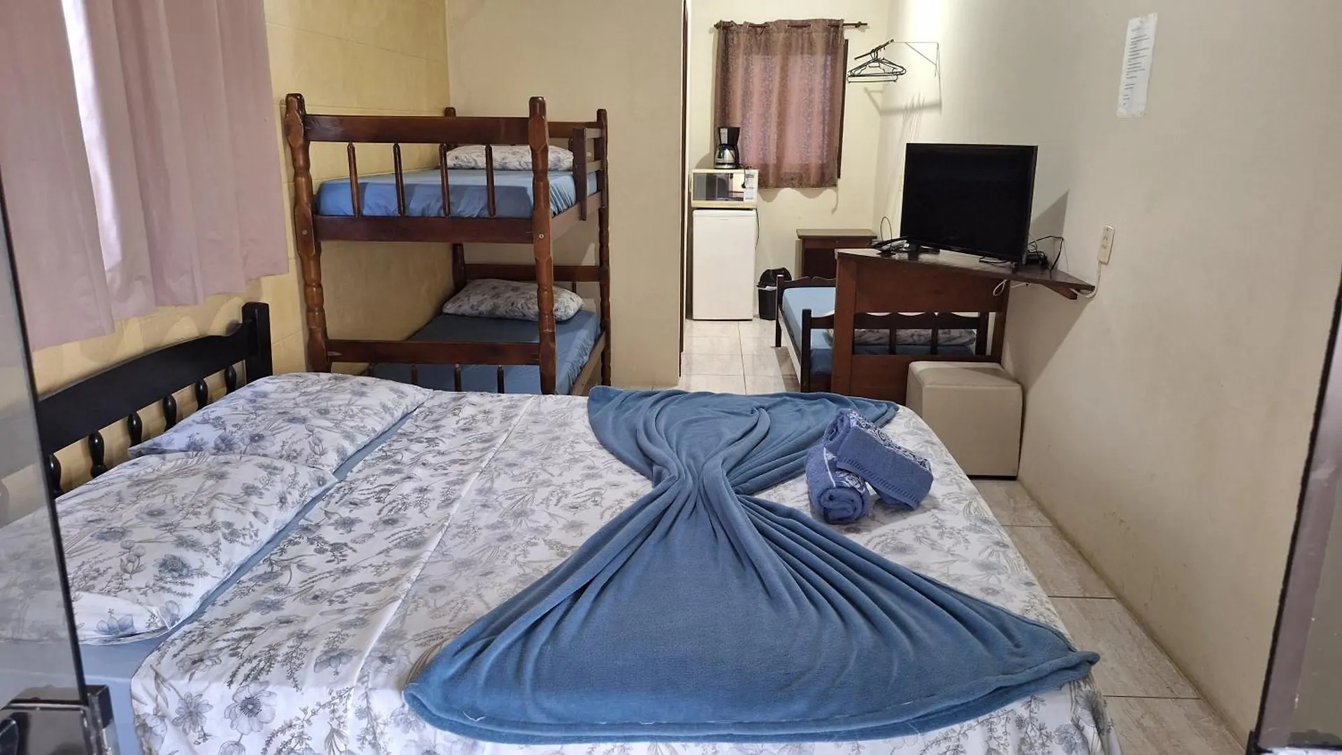 SUÍTE PRIVATIVA COM VARANDA em frente ao Beto Carrero Penha  Quarto em Acomodações Particulares Penha (Santa Catarina)