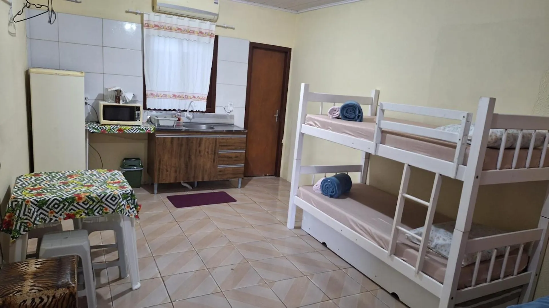 Quarto em Acomodações Particulares SUÍTE PRIVATIVA COM VARANDA em frente ao Beto Carrero Penha  Brasil